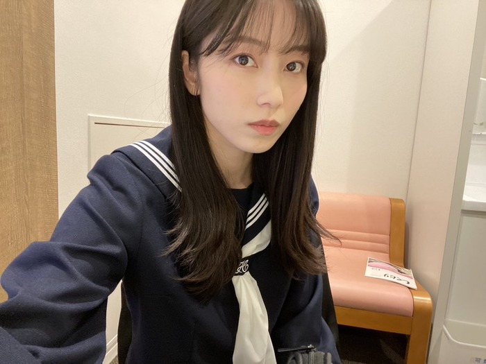 横山由依の胸チラ