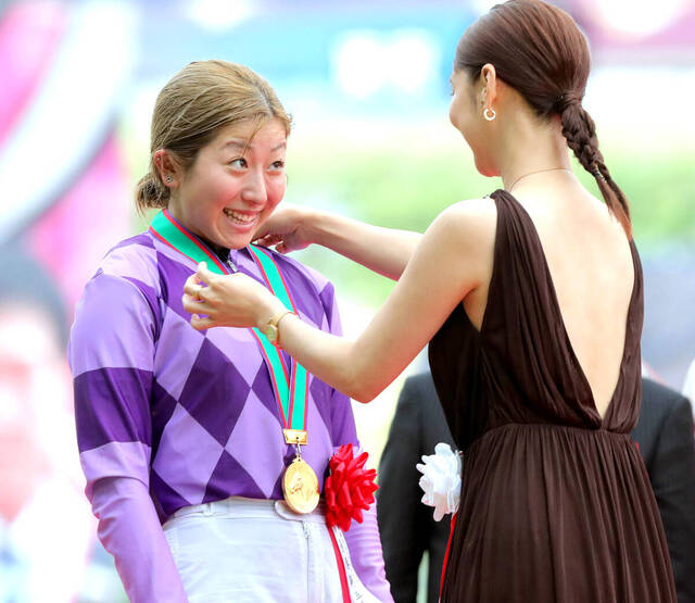 【画像】G1制覇した今村聖奈騎手、乳首がくっきりしちゃうハプニングwwwww