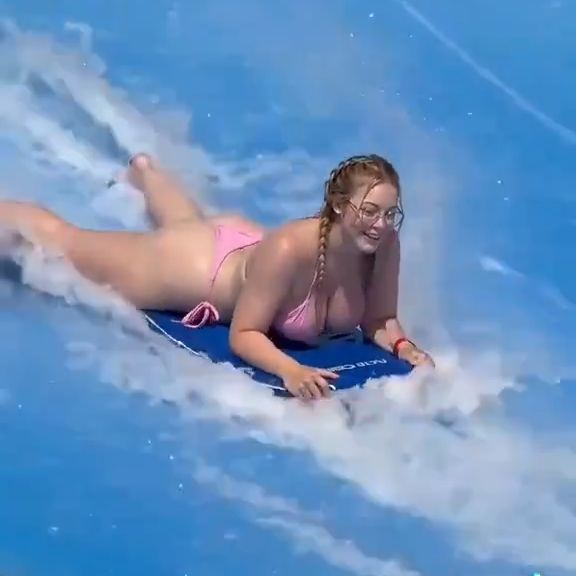 【動画】白人メガネ陰キャ女子さん、水着姿が一軍超えのエ□さだったｗｗｗｗｗｗｗ