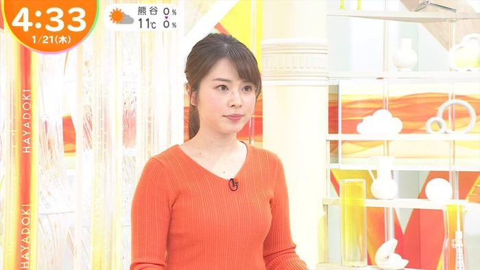 皆川玲奈アナのニットおっぱい