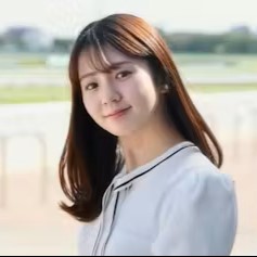 【画像】競馬番組にスケスケ衣装で出演しちゃう冨田有紀アナ