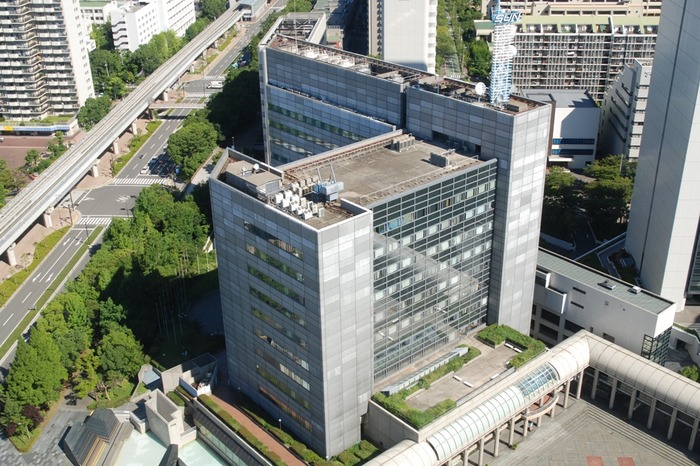 田中梨乃が胸チラ