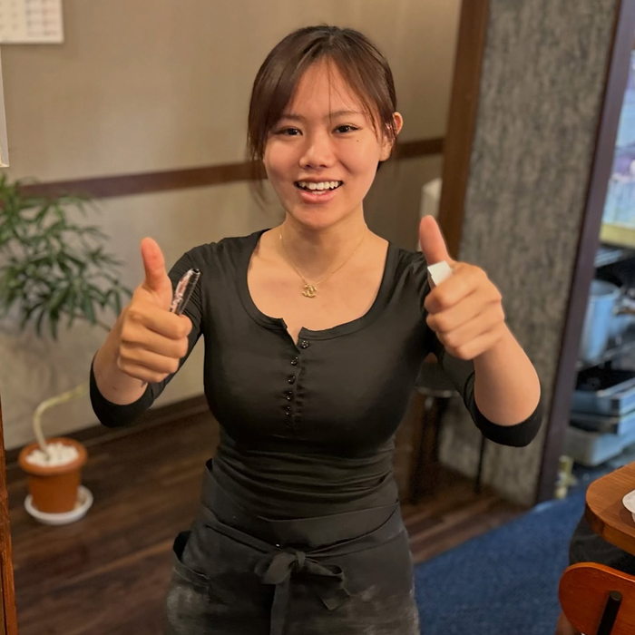 【動画】ラーメン屋の女子店長さん、お○ぱいにしか目がいかないwwwwwww