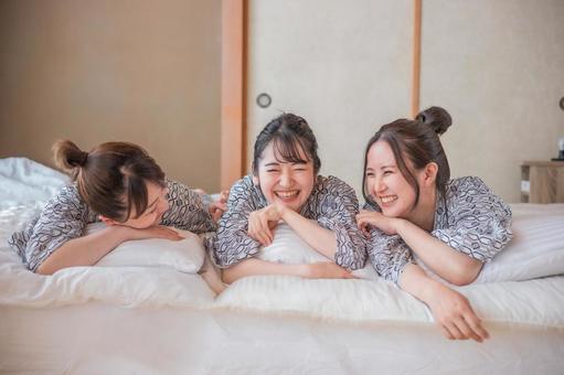【画像】この女子まみれの部屋で一晩すごせる権利、いくら出す?