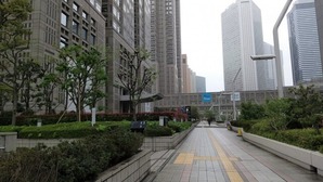 【画像】女さんの露出、限界突破！なんと都庁前で