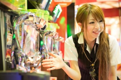 【動画】パチ屋の女子店員さん、アブないことをやらされて話題になってしまうwwwwww