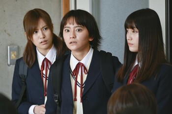 盛りソバする女子高生がかわいい
