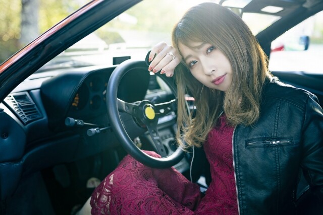 【画像】スポーツカーと記念撮影する女子さん、男子からの反応がヤバすぎるwwwwww