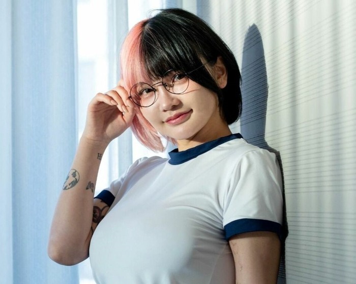 【画像】巨乳YouTuberさん、タトゥーを入れた結果ｗｗｗｗｗｗｗ