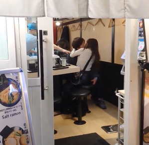 【動画】Z世代カップル、ラーメン屋で濃厚キスして大将に注意される