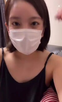 女性配信者の谷間チラ
