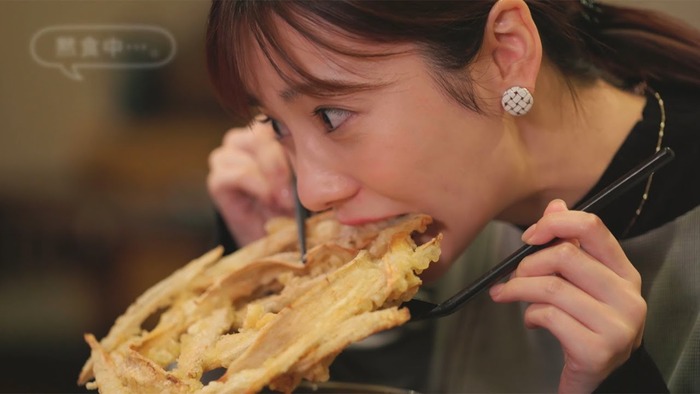 島崎遥香がうどんを食べている