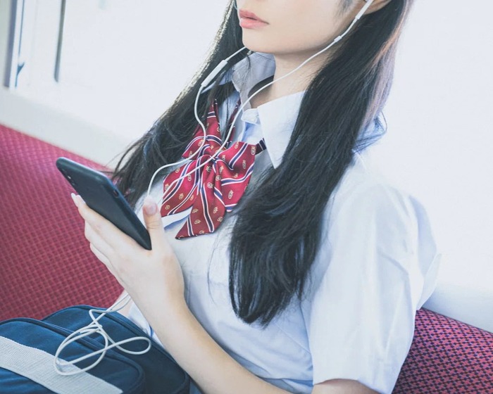 【動画】電車にいる東京の制服女子さん、ミニスカすぎてお尻が出ちゃってるｗｗｗｗｗｗｗ