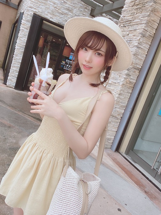 えなこの水着おっぱい