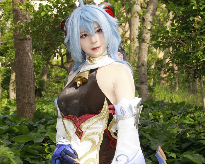 【動画】セクシーコスプレイヤーさん、ナニか生えてそうだと話題になってしまうｗｗｗｗｗｗ