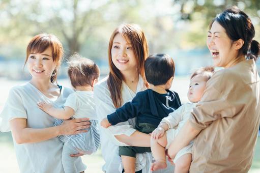 【画像】子持ち人妻さん、お胸が無防備すぎるｗｗｗｗｗｗ