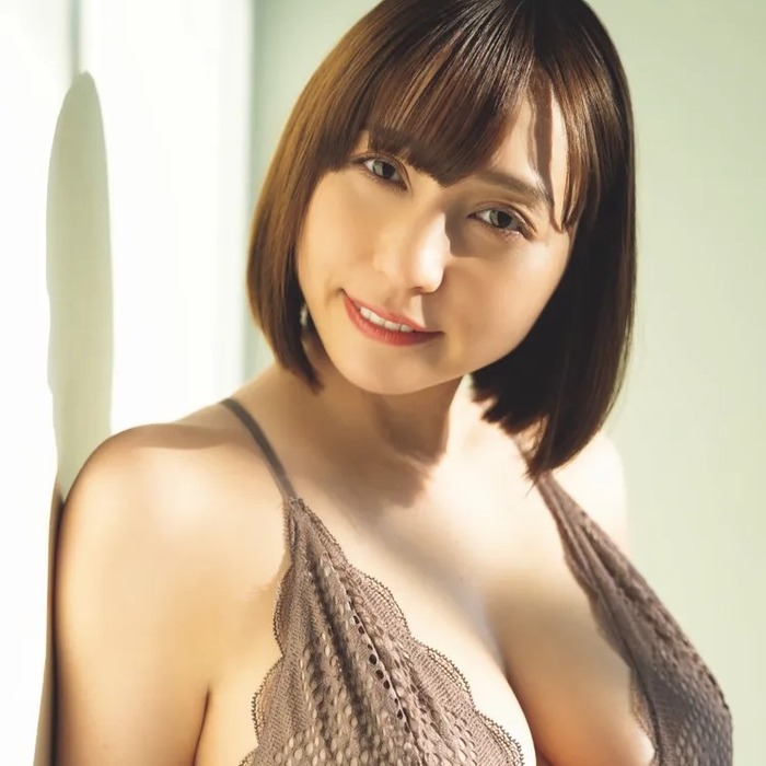 【画像】丸の内OLレイナさん、話題の男性と公開キスで交際発表してしまうｗｗｗｗｗｗ