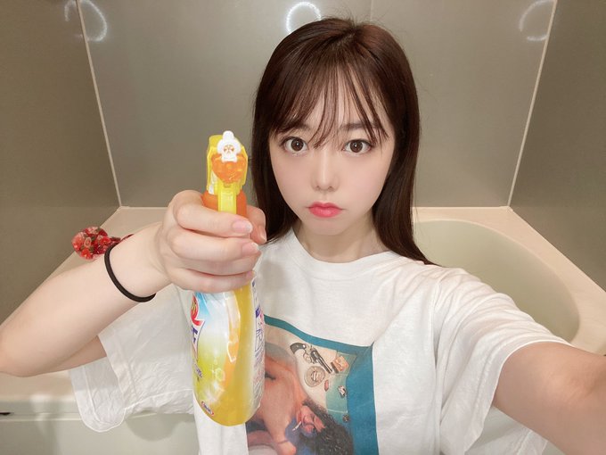 峯岸みなみが胸チラ