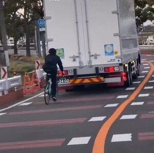トラックを煽る自転車