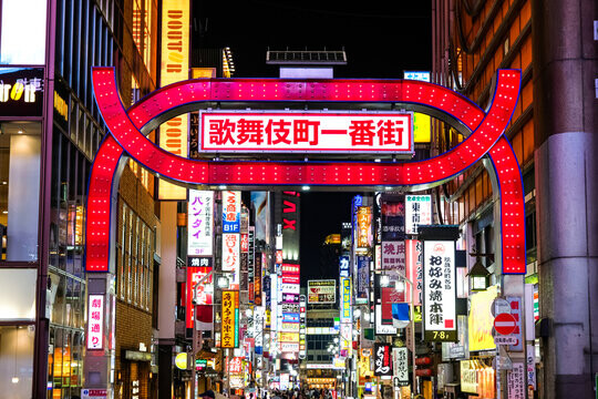 【画像】歌舞伎町の女子さん、ほぼ裸状態で路上に立ってしまうｗｗｗｗｗｗｗ