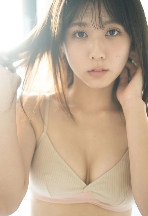 清水麻璃亜の水着おっぱい