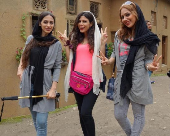 【画像】イラン人女子三人組のお○ぱい、ドスケベすぎるｗｗｗｗｗｗ
