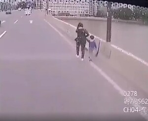 心中しようとしている親子