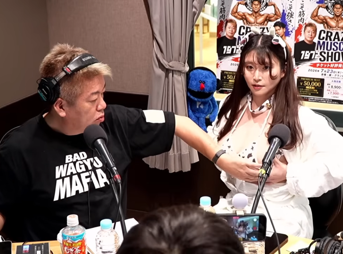 【動画】ホリエモンさん、堂々とMカップ乳房を揉みしだいてしまうwwwwww