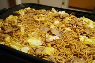 コンビニの前で焼きそば