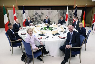 サミットで記念撮影