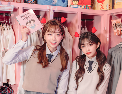 韓国の制服を着ている女子高生 (1)