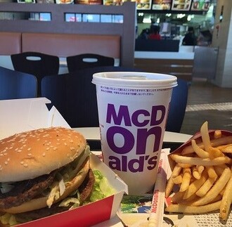 マクドナルドが値上げでガラガラ