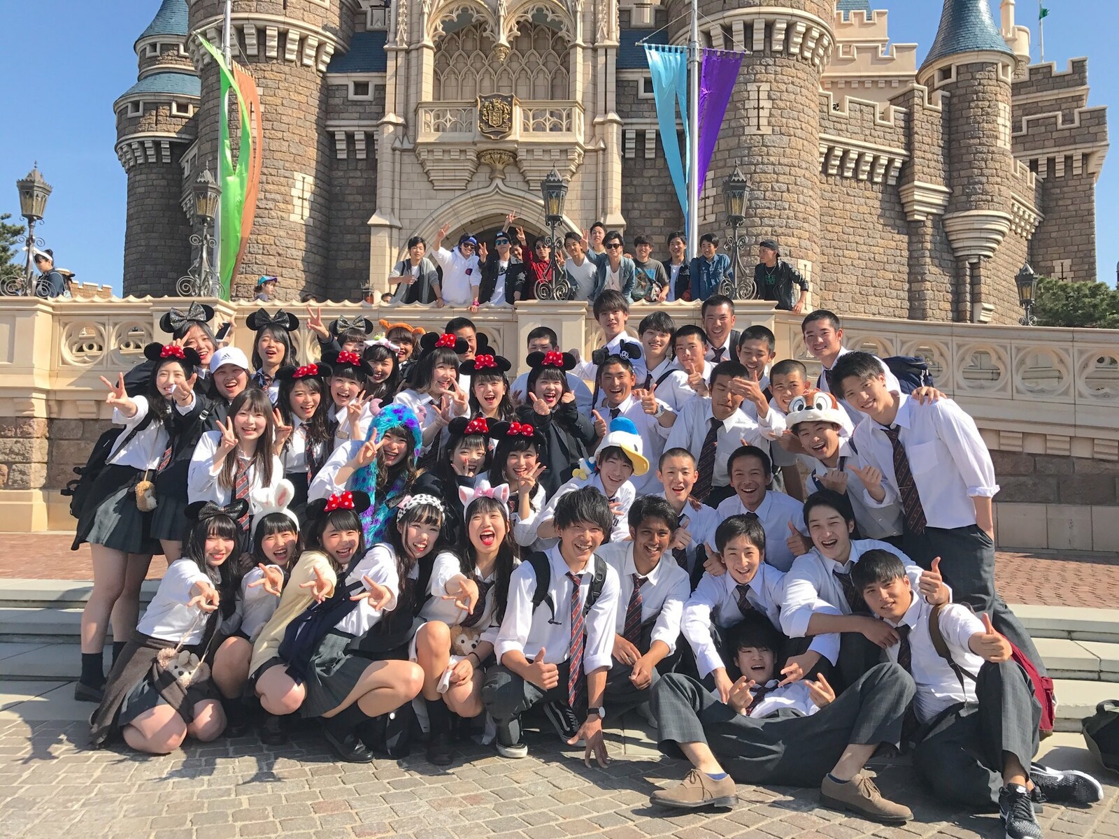 画像 えちえち女子高校生さん 集合写真でパンチラしてしまう 女子アナお宝画像速報 5chまとめ