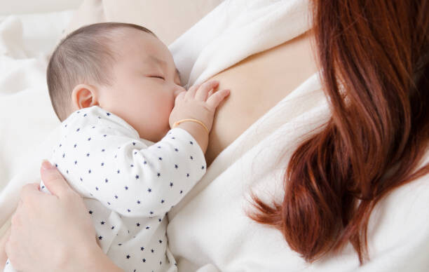 【画像】巨乳ママが授乳する光景、羨ましく見えてしまうｗｗｗｗｗｗｗ