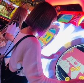 音ゲーやってる女の子