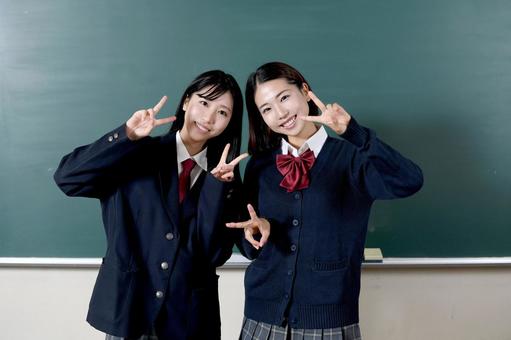 【動画】TikTok撮影中の制服女子さん、パ○チラをがっつり激写されてしまうｗｗｗｗｗ