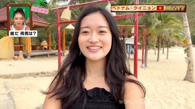水着のレポーターがハイレグビキニ (1)