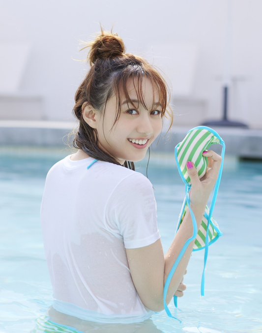 高田秋の水着姿のケツ