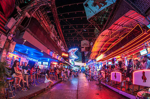 【画像】 タイの売春通り、世界の変態がどんどん吸い込まれていくwwww