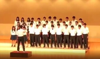 端っこの男子生徒が台から落ちる