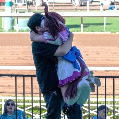 【画像】ウマ娘さん、競馬場でいきなりプロポーズされてしまい話題にｗｗｗｗｗｗｗ