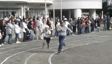 脚を掛けて転んだ小学生