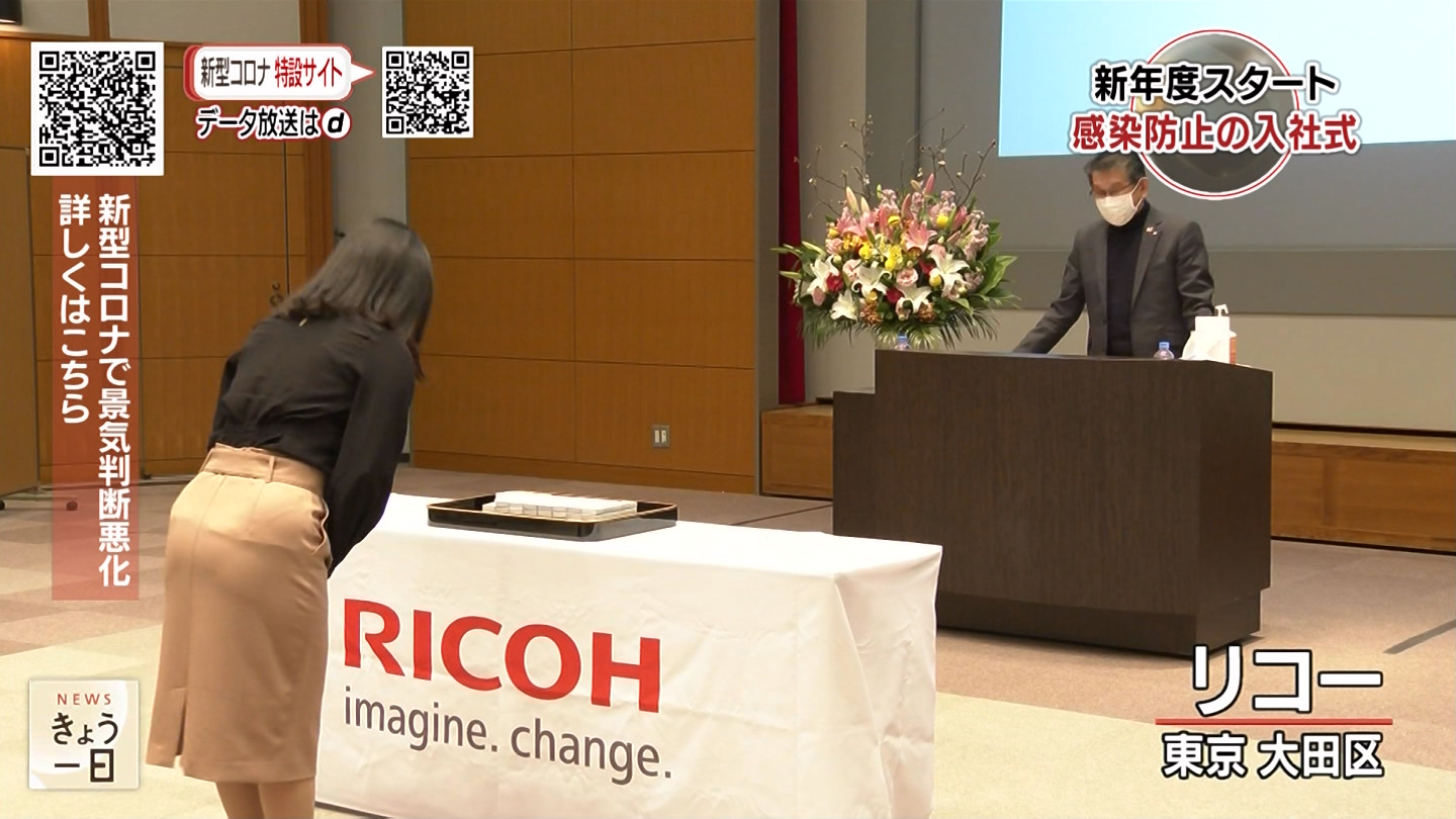 入社式 パンチラ 