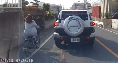 自転車に乗っている女性