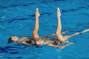 【画像】パリ五輪女子シンクロ、とんでもない食い込みを見せつける
