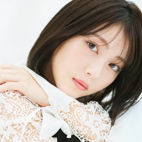 【画像】浜辺美波さん、胸元が大胆なドスケベドレスを着た結果ｗｗｗｗｗｗ