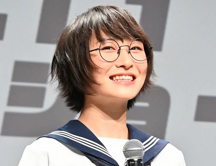 【画像】新しい学校のリーダーズSUZUKA(24)さん、私服でパ○ツちら見せしてしまうwwwwww