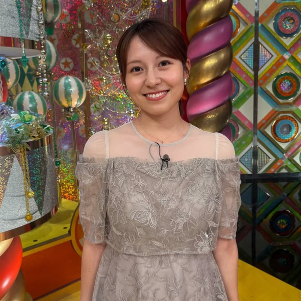 【画像】三山賀子アナ、透け透け衣装で身体が見えてしまうwwwwww
