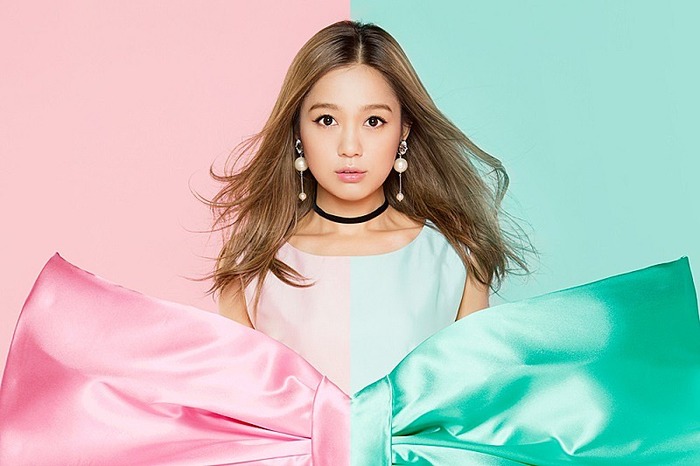 【画像】西野カナ(37)さん、人気アイドルグループに溶け込んでしまうｗｗｗｗｗ