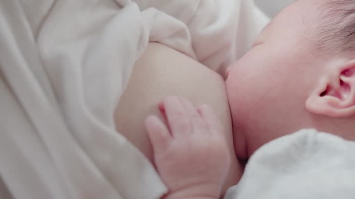 【動画】ドリンクバーみたいに溢れる母乳がエ□すぎるｗｗｗｗｗｗｗ